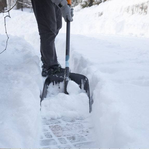 Déneigement à la pelle